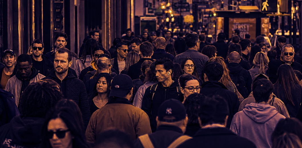 Persone in movimento in una città